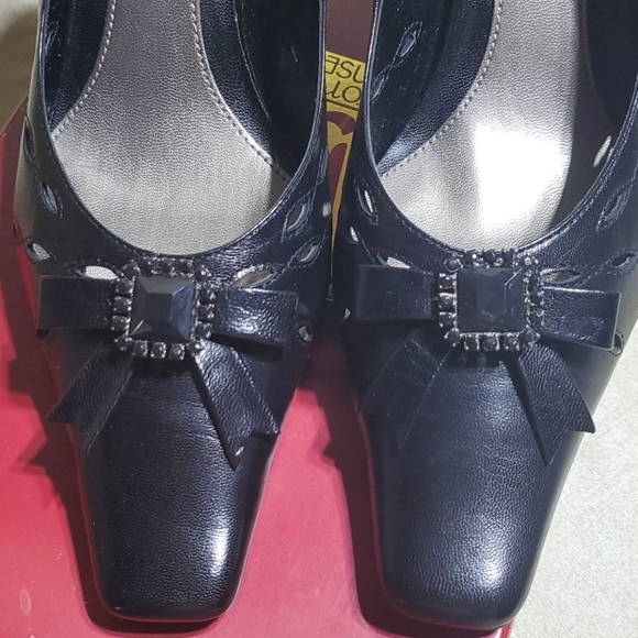 Victoria Spencer, black heels, with bows. - Picture 2 of 6